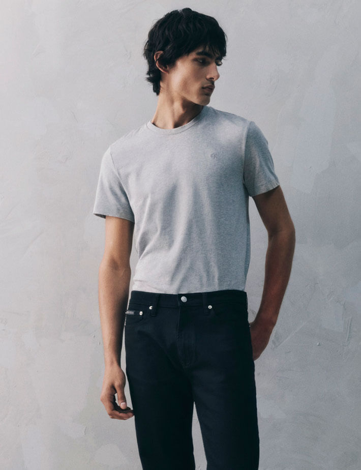 Hombre usa polera, parka y jeans de la Colección Calvin Klein