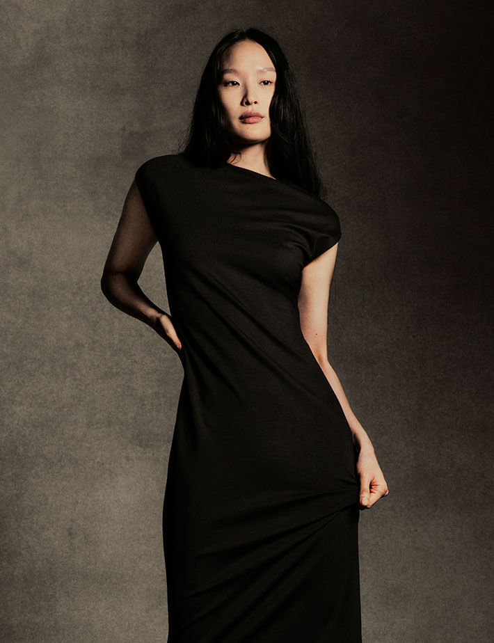 Mujer usa polera con logo icónico de Calvin Klein 